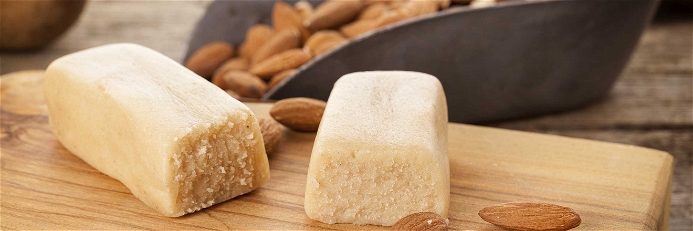 Marzipan wird traditionell aus Mandeln und Zucker hergestellt.