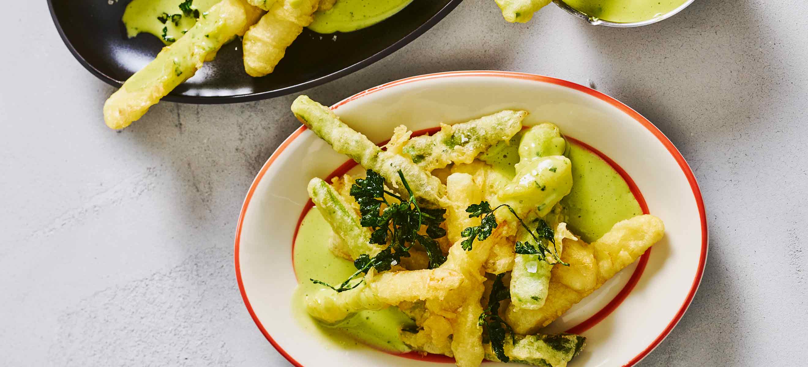 Spargelpommes grün-weiß mit Bärlauch-Mayonnaise - Rezepte - Falstaff