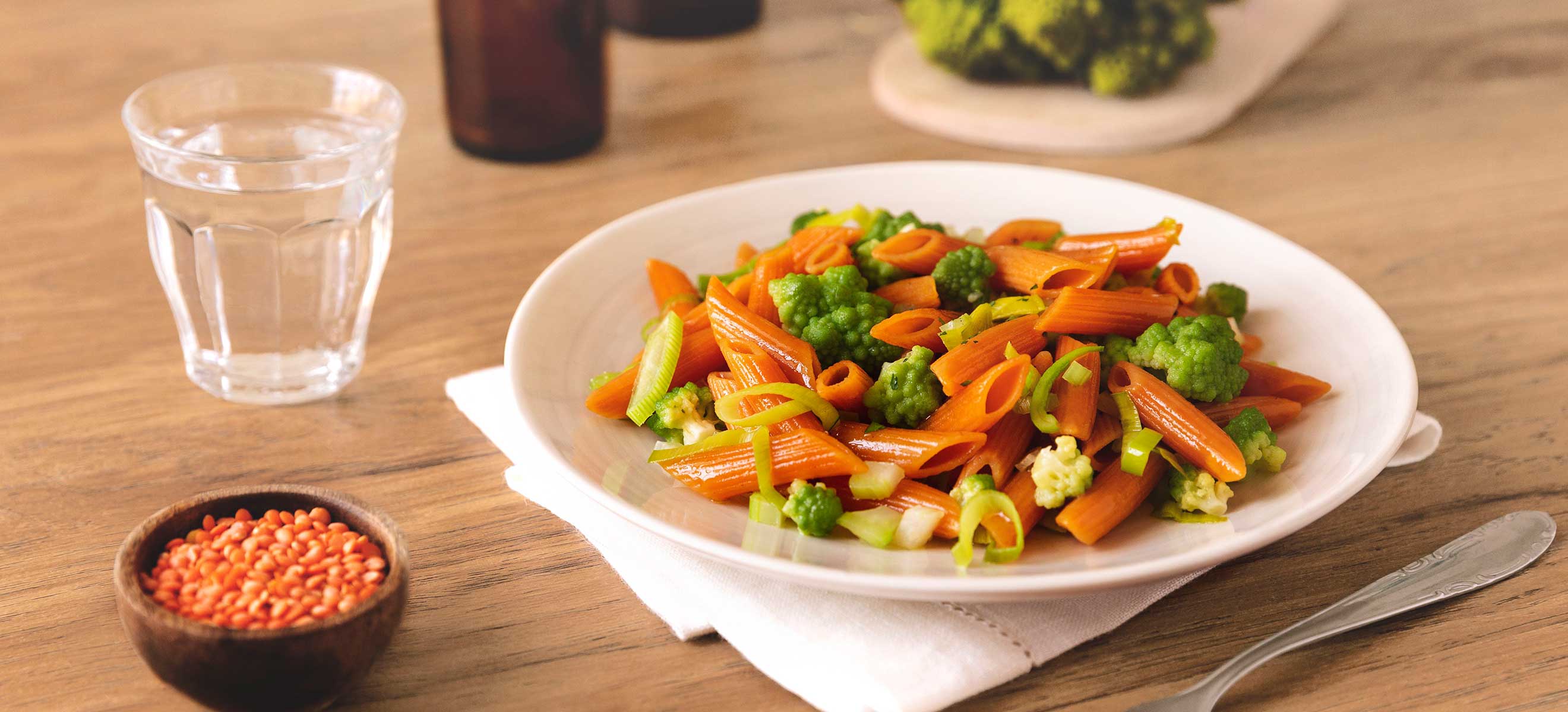 Rote Linsen Penne mit Romanesco, Lauch und Sellerie - Falstaff