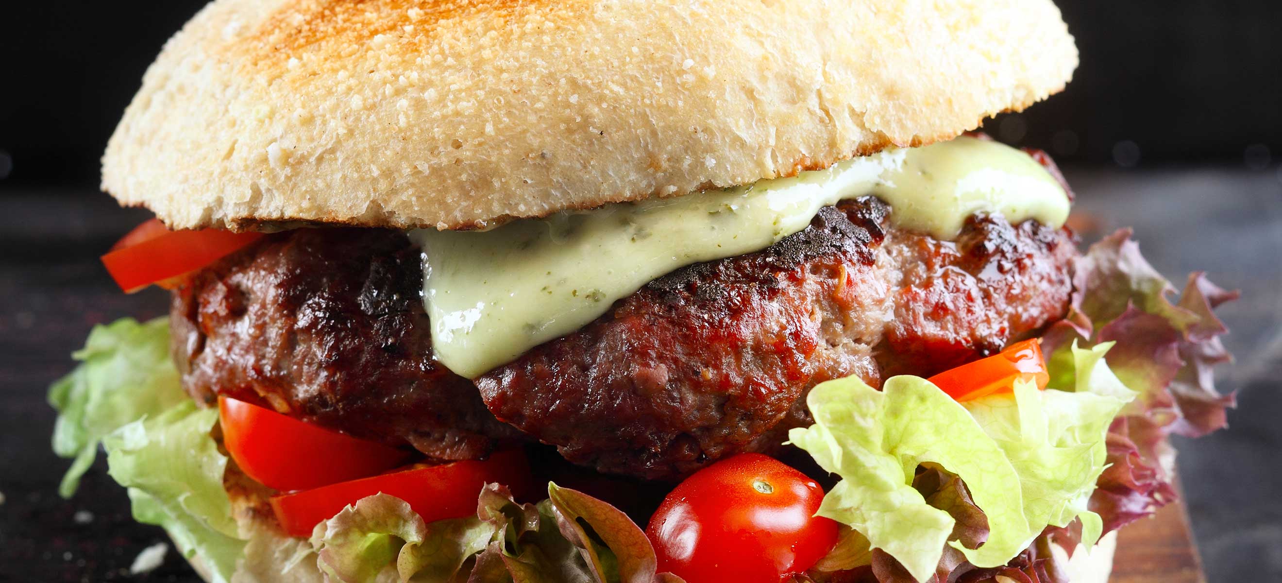 Burger mit Steinpilzen, Tomaten und Pesto-Mayonnaise - Rezepte - Falstaff