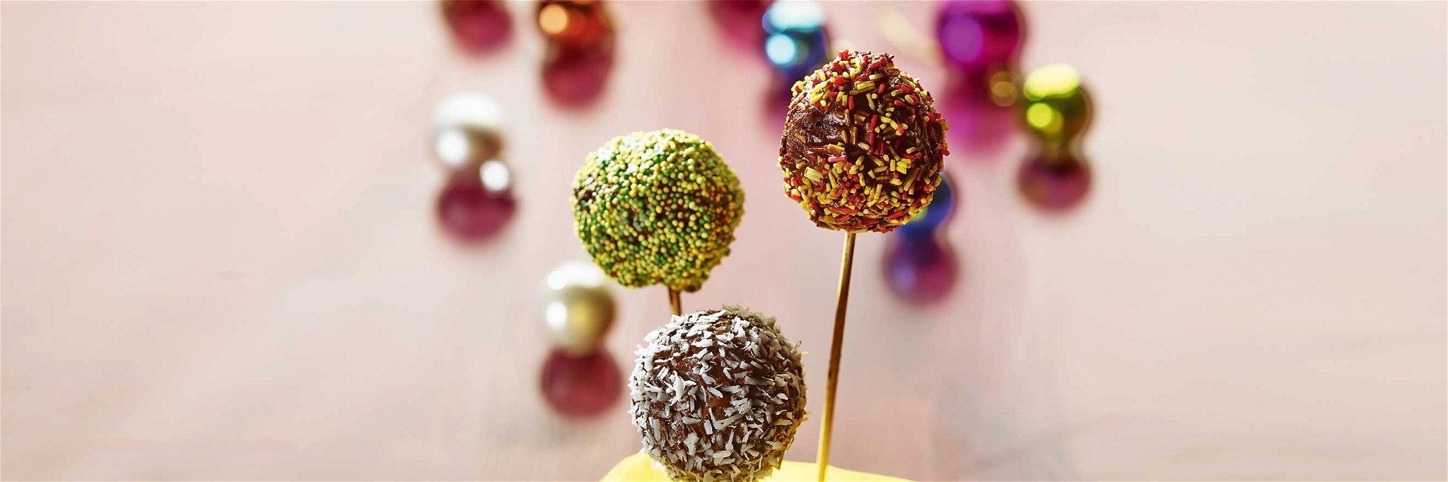 Die Schokolade überzogenen Cake Pops kann man nach belieben in geriebenen Nüssen, Kokosflocken, der Zuckerstreusel wälzen.