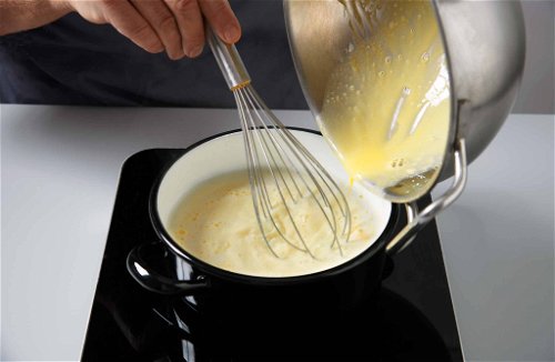 3. Milch, Feinkristallzucker (60 g) und Vanilleschoten aufkochen lassen, Maizena, Dotter und Gelatine verquirlen und in die Milchmasse einrühren. Unter ständigem Rühren auskühlen lassen.