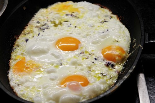 Gemeinsam mit dem Feta und Gewürzen wird das Ei ein paar Minuten am Herd gebacken.