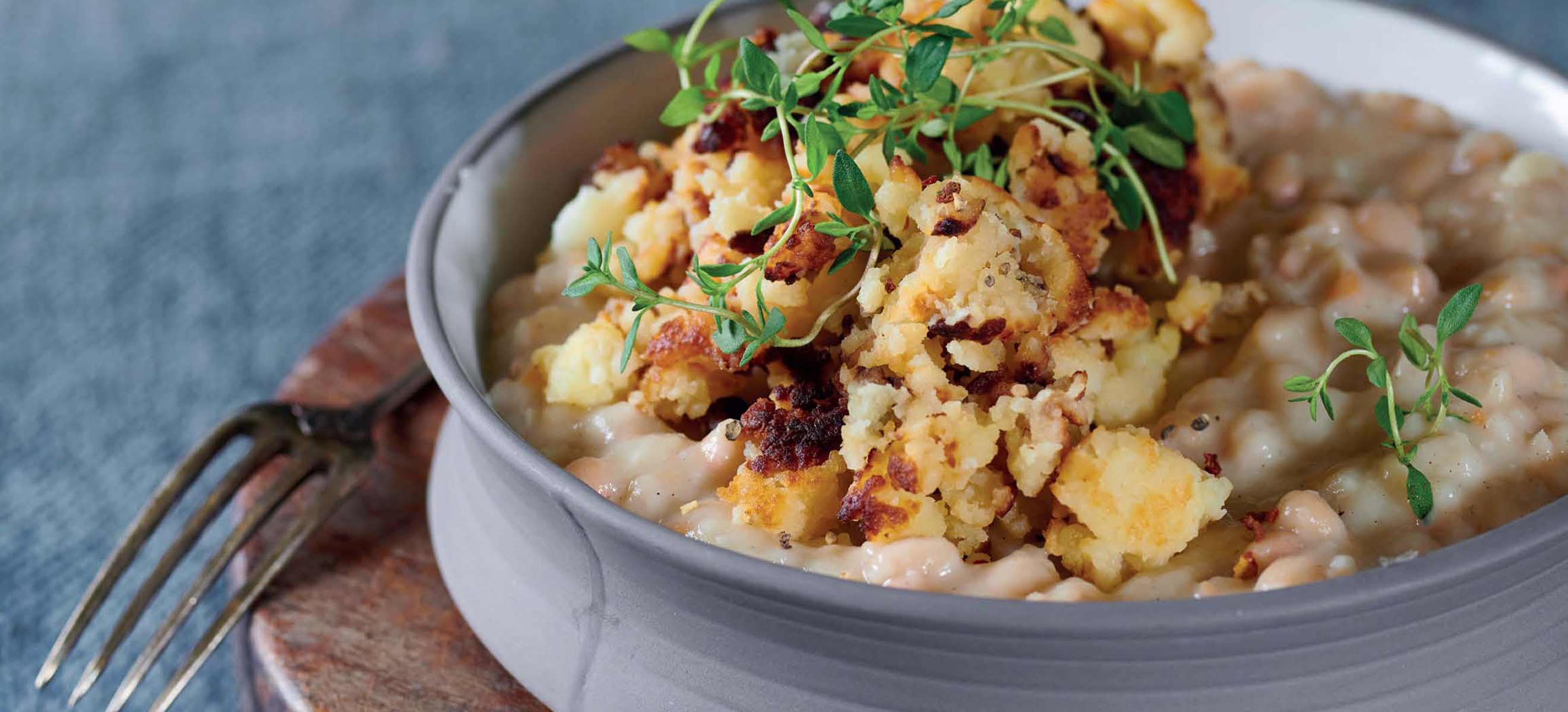 Fisolen mit über Holzkohle gebratenen Schalotten und Crème fraîche mit ...