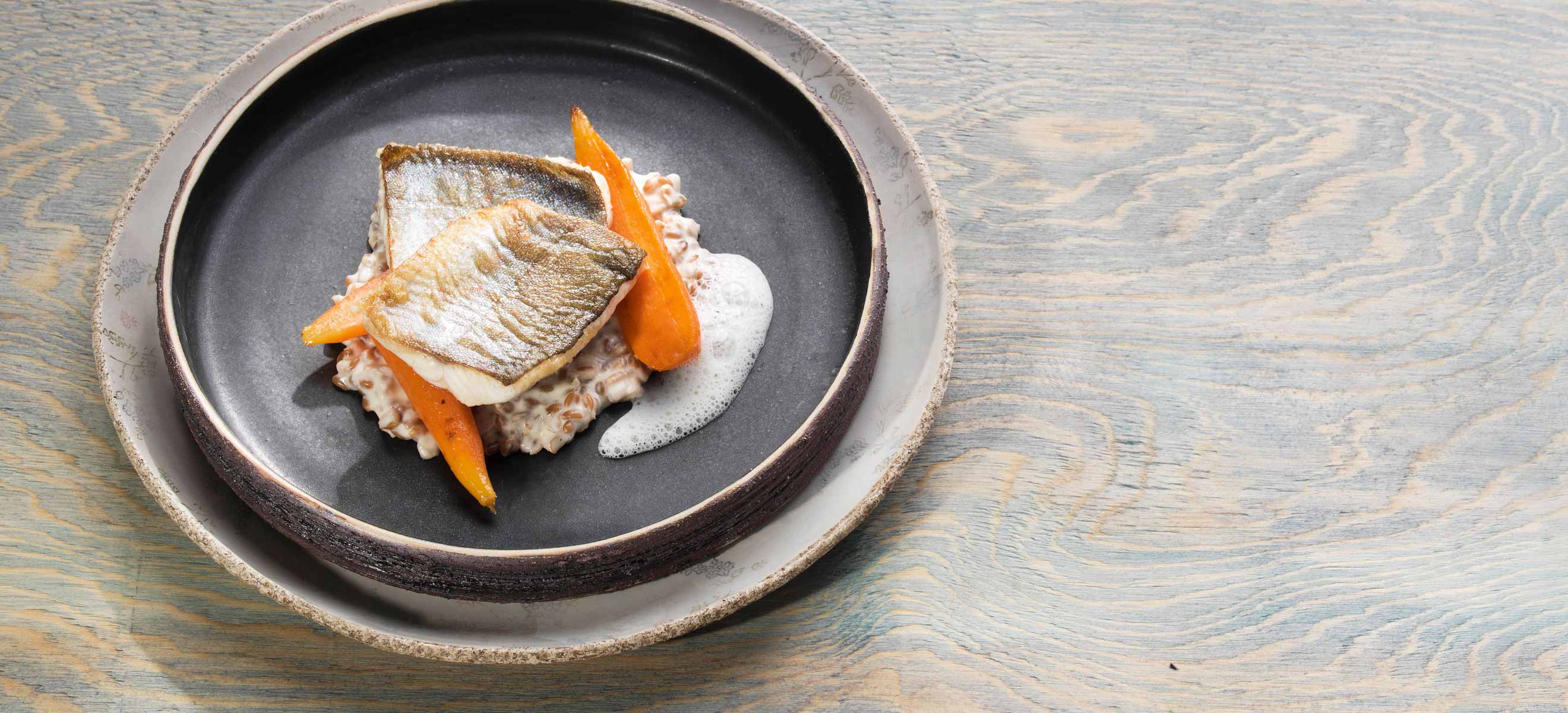Saibling mit Ox-Herz-Karotten und Emmer-Risotto - Rezepte - Falstaff