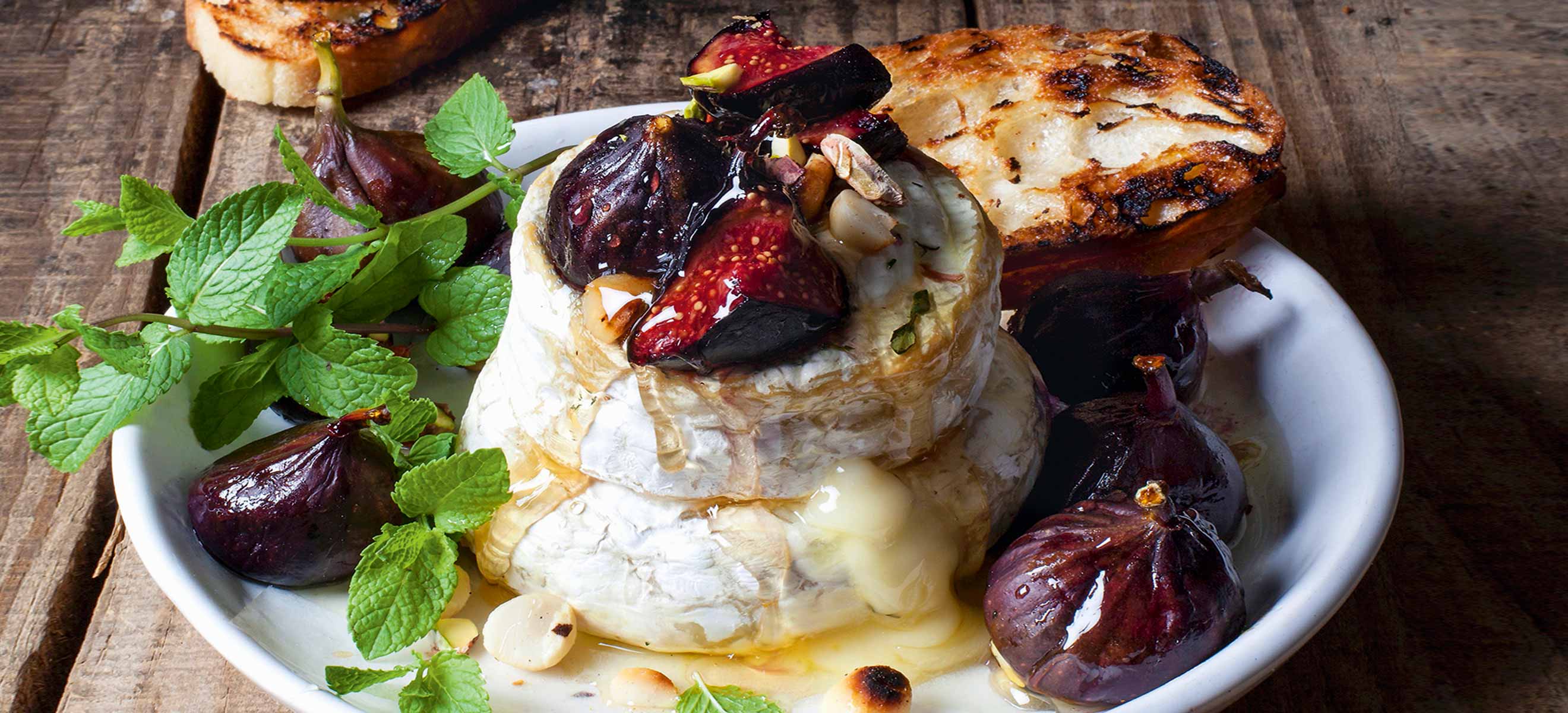 Gebackener Camembert mit Feigen, Macadamia-Krokant und Honig - Falstaff