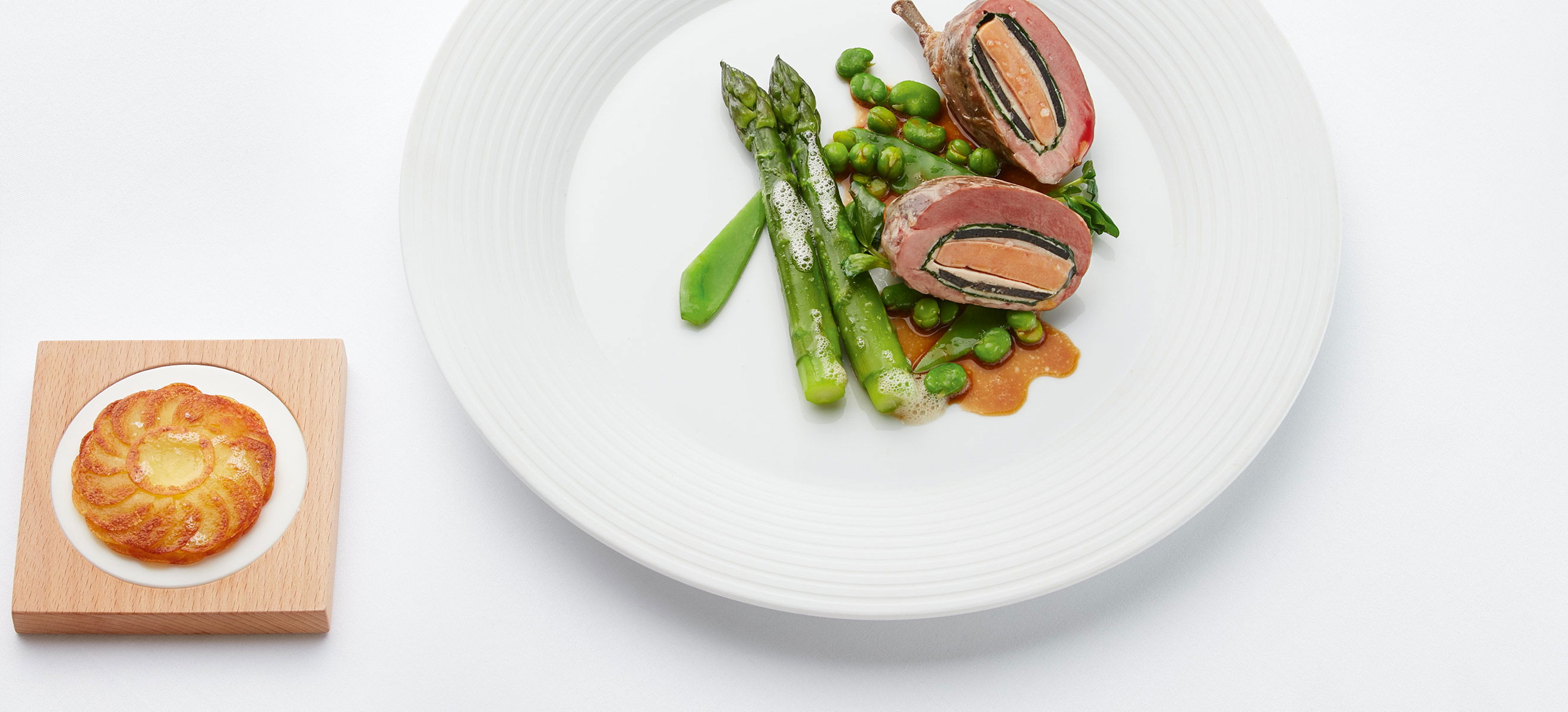 Taubenbrust mit Spargel, ­Zuckerschoten, Dicken Bohnen - Falstaff