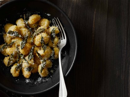 Es gibt kaum ein Gericht, wo aus so wenigen, so simplen Zutaten etwas so Köstliches wird wie bei Gnocchi in brauner Salbeibutter.