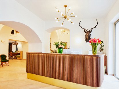Minimalistisch und trotzdem individuell setzt sich das neue Boutique Hotel »Zum Goldenen Hirschen« in Gmunden in Szene.