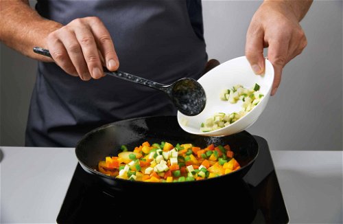 4.&nbsp;Das blanchierte Gemüse in einer Pfanne mit Olivenöl anbraten.