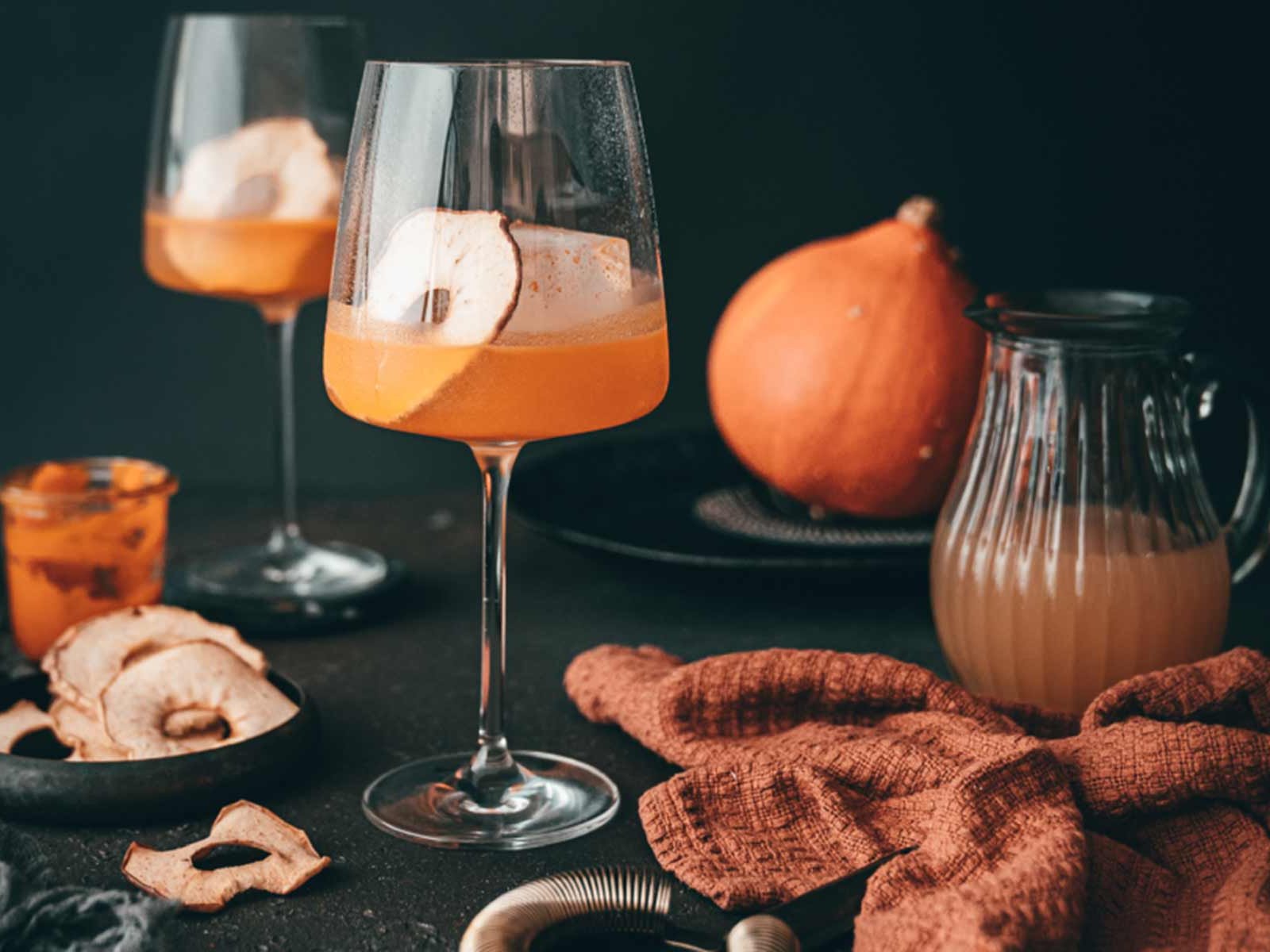 Der herbstliche Cocktail kommt im Weinglas von Zwiesel besonders gut zur Geltung.&nbsp;