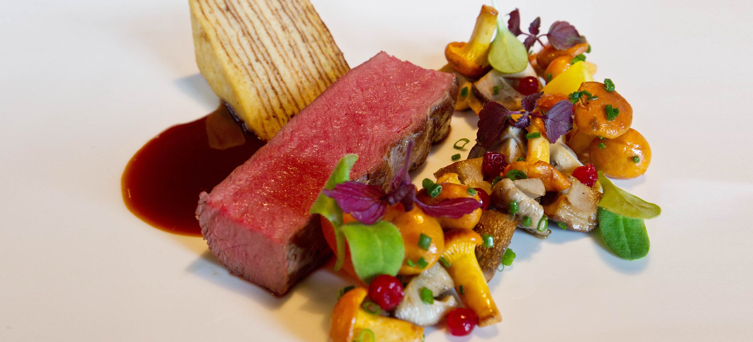 Hirschrücken rosa gebraten mit Waldpilzen und Kartoffelbaumkuchen ...