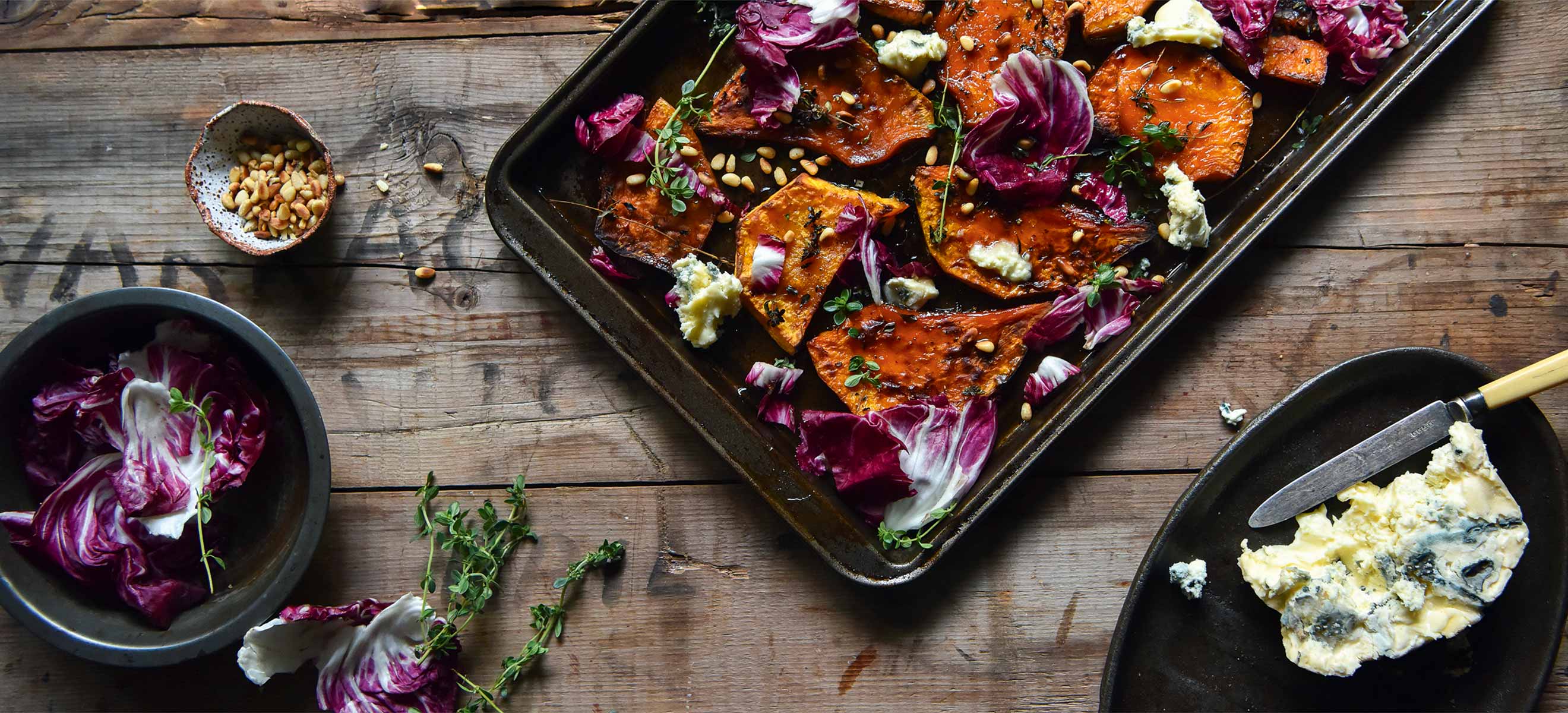 Ofenkürbis mit Thymian, Honig, Radicchio und Blauschimmelkäse - Rezepte ...