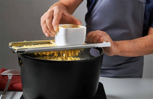 1. Wasser in einem Topf zum Kochen bringen. Den Teig durch ein Spätzlesieb pressen und die Spätzle 5 Minuten siedend kochen lassen.