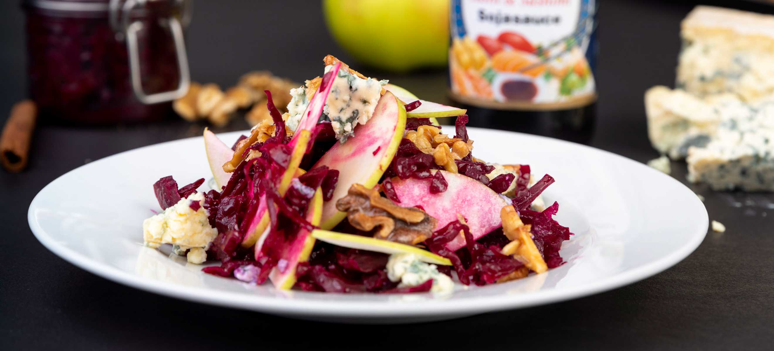 Fermentierter Rotkraut-Salat mit Walnüssen und Blauschimmelkäse ...