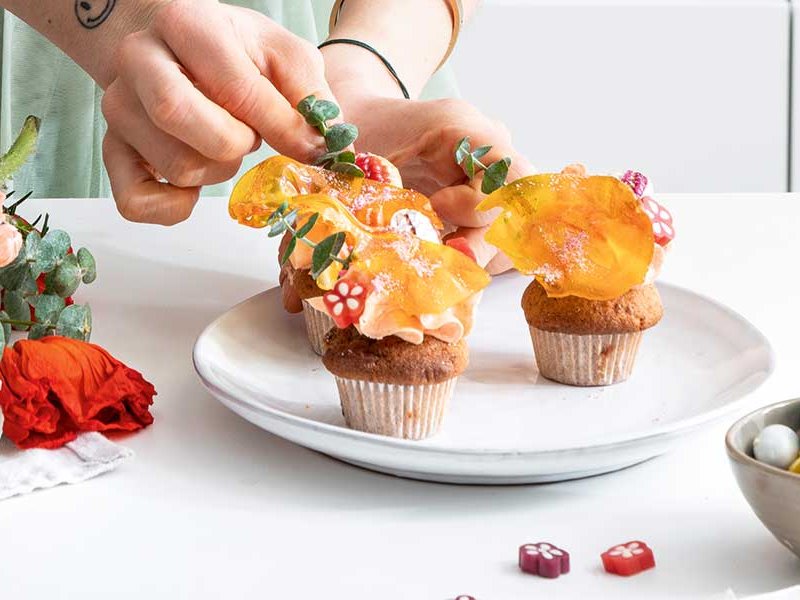 Die »Veganen Orangen-Walnuss-Cupcakes« von Sophia Stolz&nbsp;passen herrlich zum Frühlingserwachen.