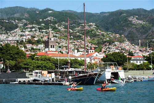 Ob im Kajak oder vom Ausflugsboot: Vom Wasser aus hat man einen grandiosen Blick auf Funchal.