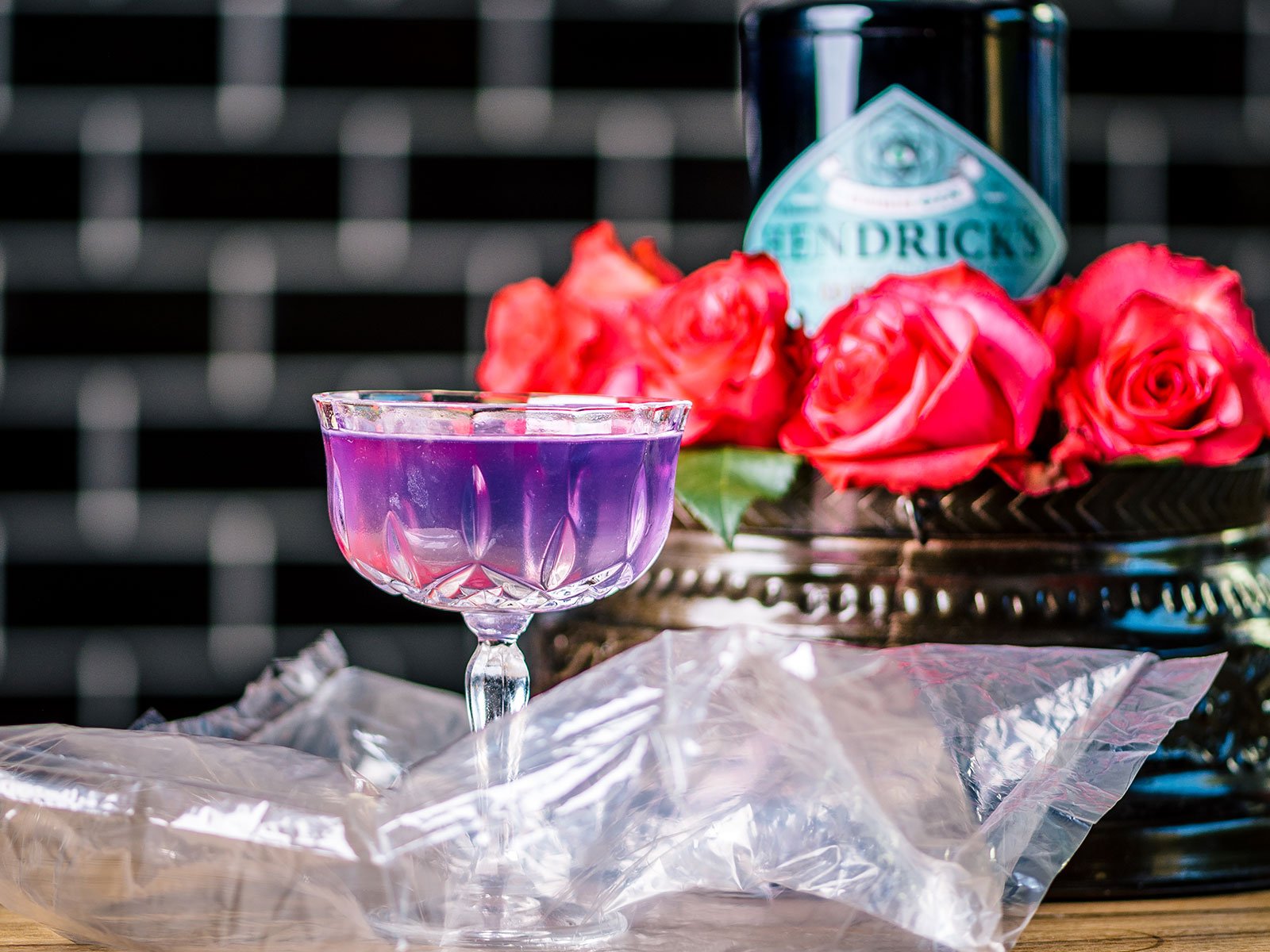 Der Cocktail «Iris» wird mit Hendrick’s Orbium Gin zubereitet, der nur in ausgewählten Bars serviert wird. 
&nbsp;