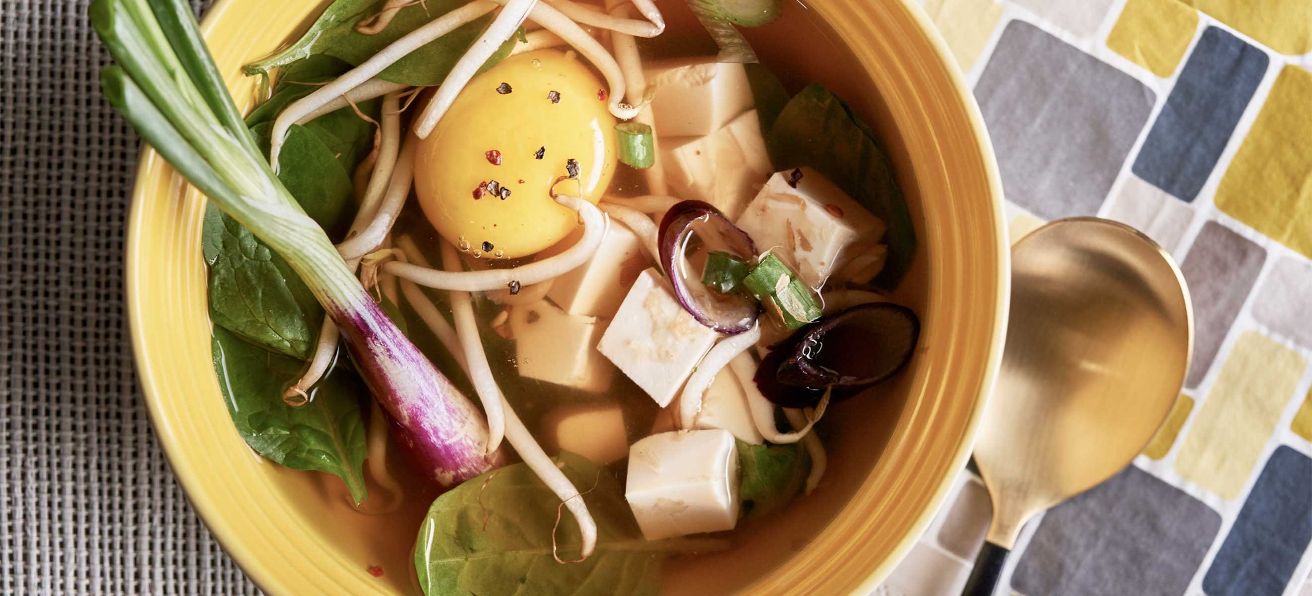 Miso-Suppe mit Ei und Tofu - Falstaff