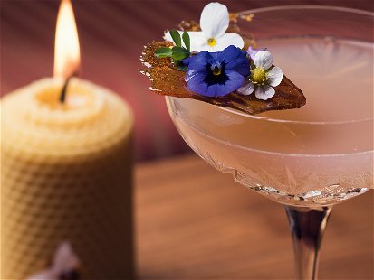 Süße Verführung mit Champagner, Cognac, Honigsirup und Blütenduft: The Bee.