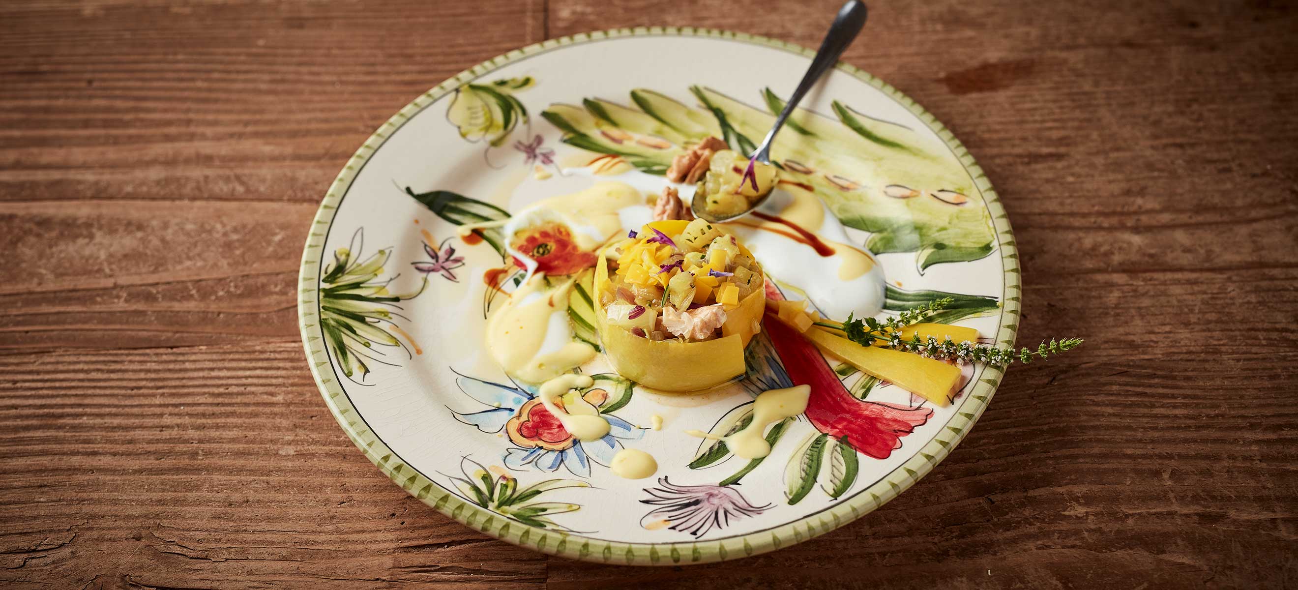 Zucchinisalat mit Safranjoghurt, Honig und Nüssen - Rezepte - Falstaff