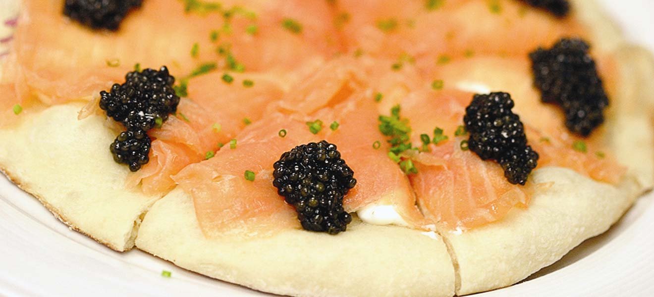 Pizza mit Räucherlachs und Kaviar - Falstaff