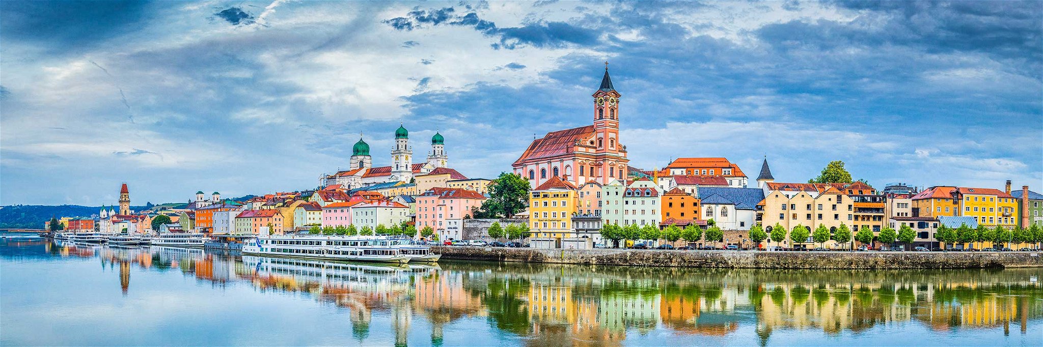 Mit nicko cruises kann man die Perspektive wechseln. Im Bild: Die bunte Häuserfassaden Passaus.