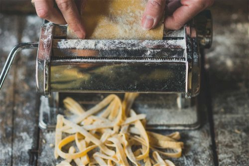 Die Pastamaschine erleichtert das Ausrollen des Teigs. Anschließend kurz lufttrocknen lassen und dann in kochendem Salzwasser etwa zwei Minuten garen.