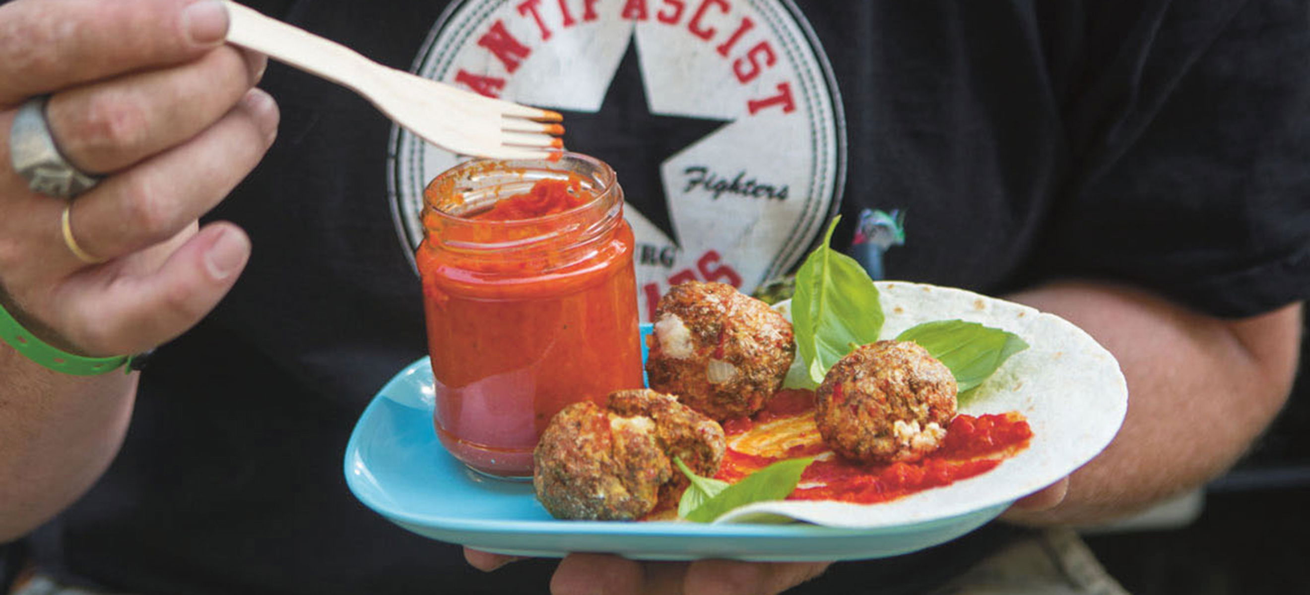 Puszta-Bällchen mit Schafskäse-Kern und Paprika Dip - Falstaff