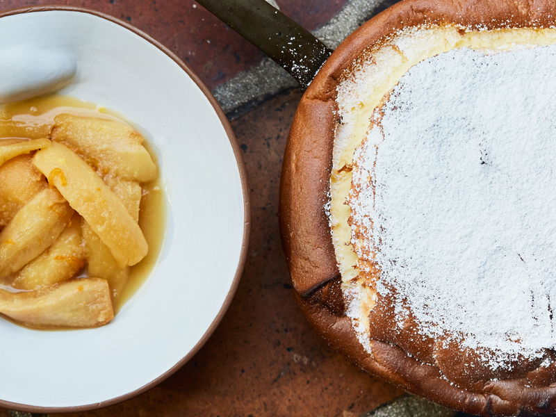 Luftig leicht wie ein Soufflé ist der frische Rahmschmarren, wenn er aus dem Ofen kommt. Wichtig ist nur, dass er keine Zeit bekommt auszukühlen.