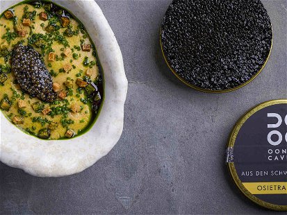 Irka ergänzt zu den Felsenaustern den Oona Caviar »Osietra Carat«.