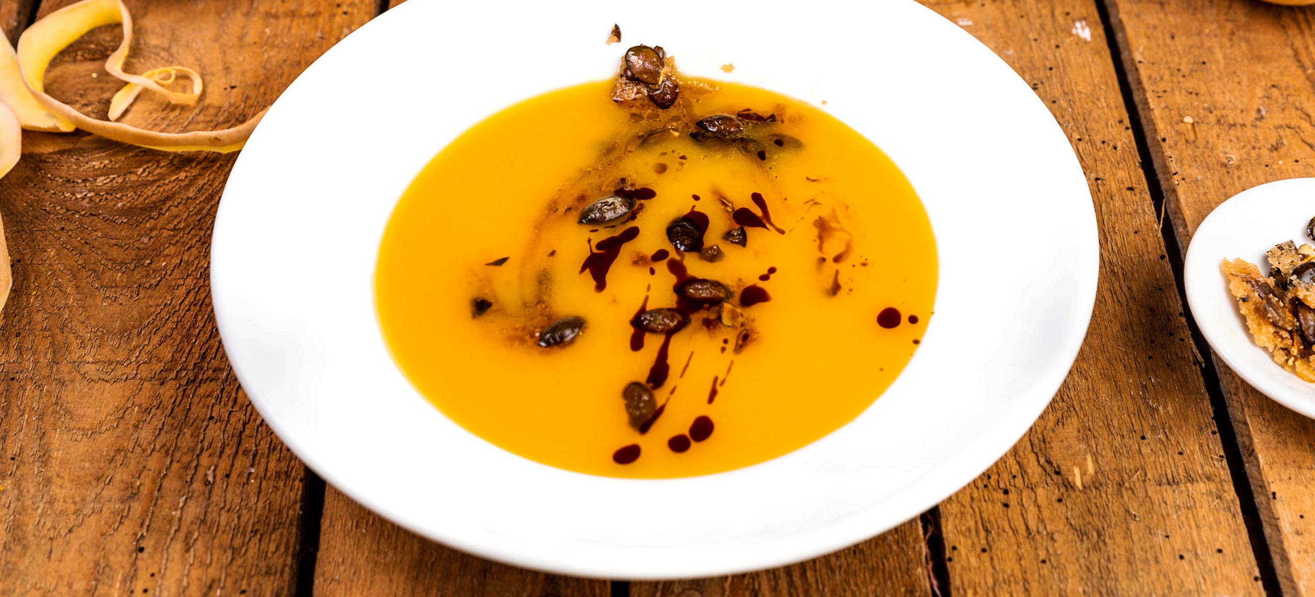 Butternusskürbis-Suppe mit Krokant - Rezepte - Falstaff