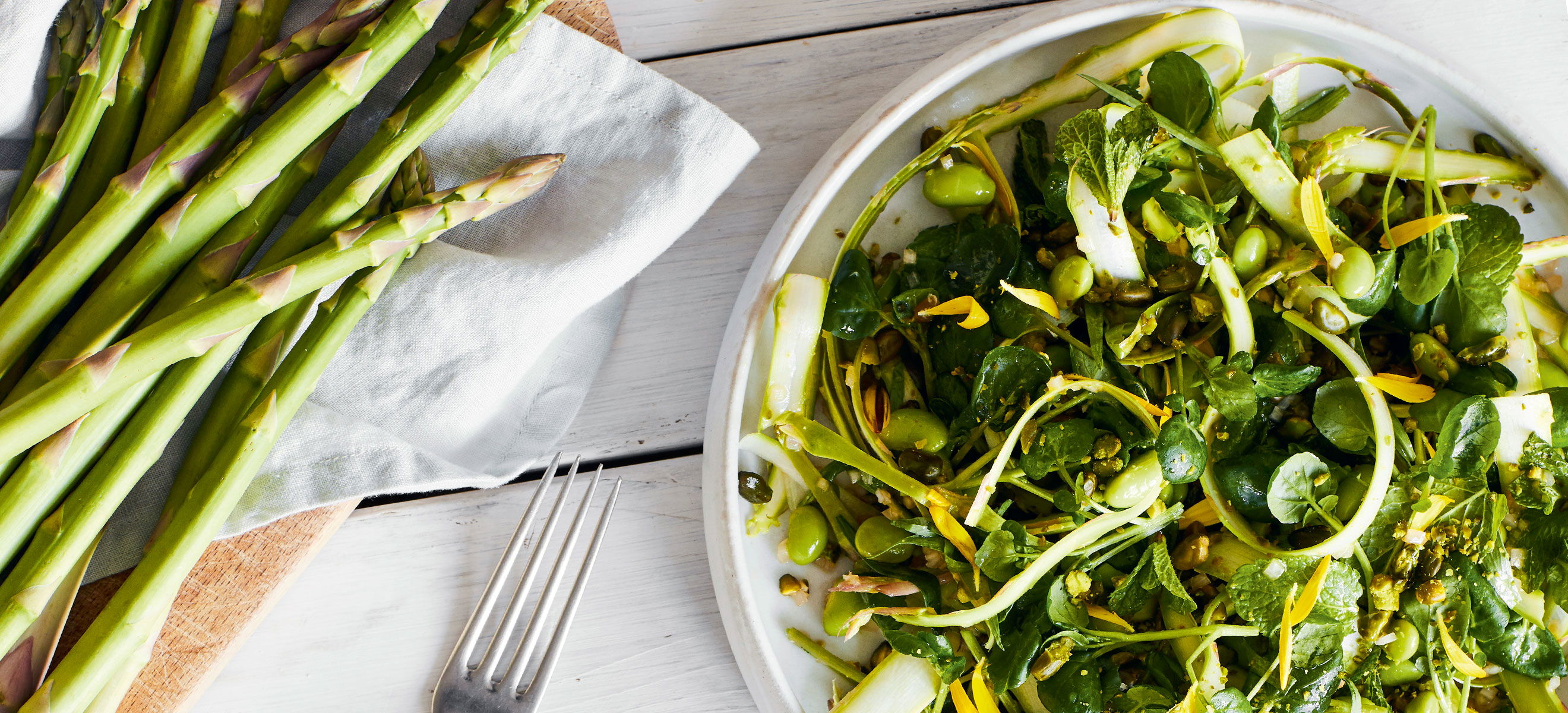 Salat von ­rohem Spargel mit ­Brunnenkresse, Kräutern und Pistazien ...