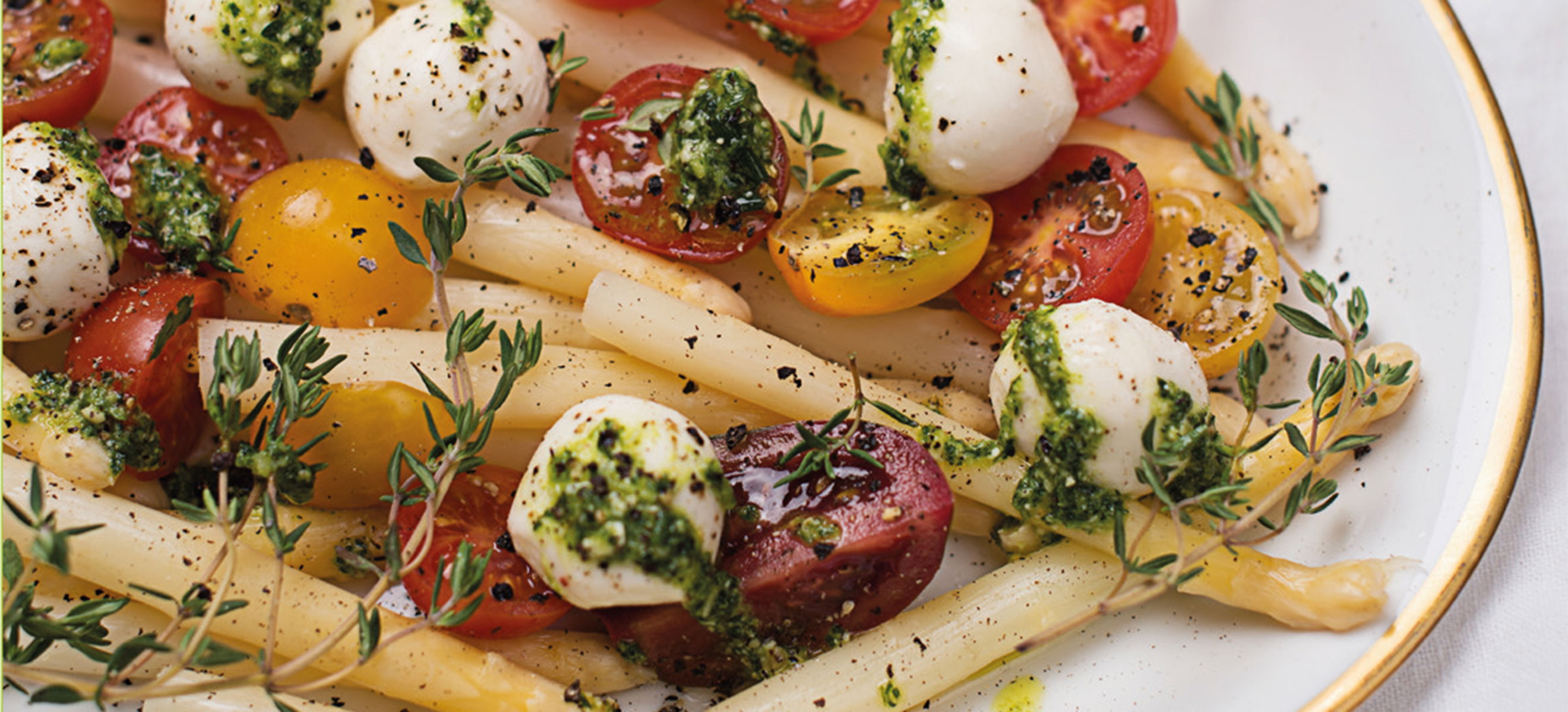 Bunter Spargel-Caprese-Salat - Rezepte - Falstaff