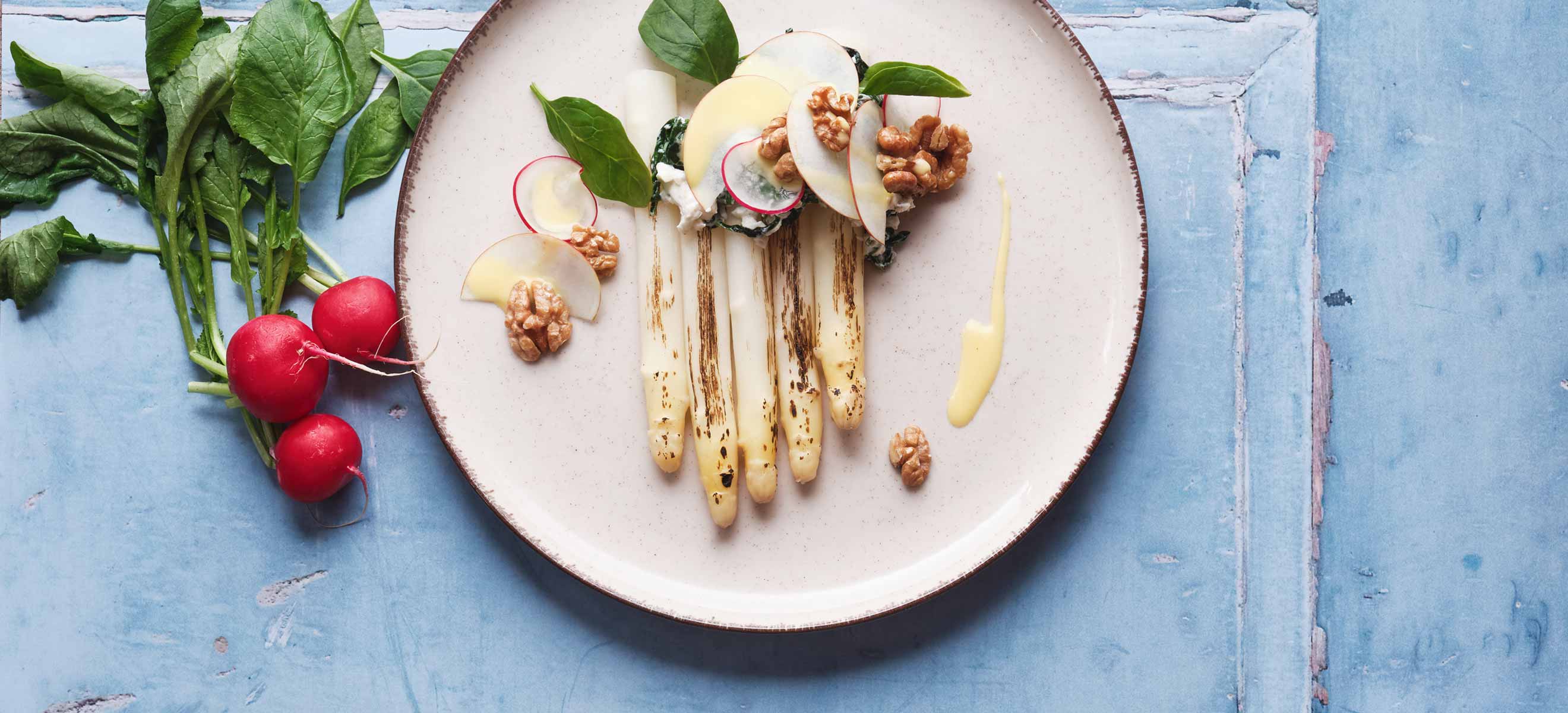 Gebratener Mostviertler Spargel mit Ricotta und Apfel - Falstaff