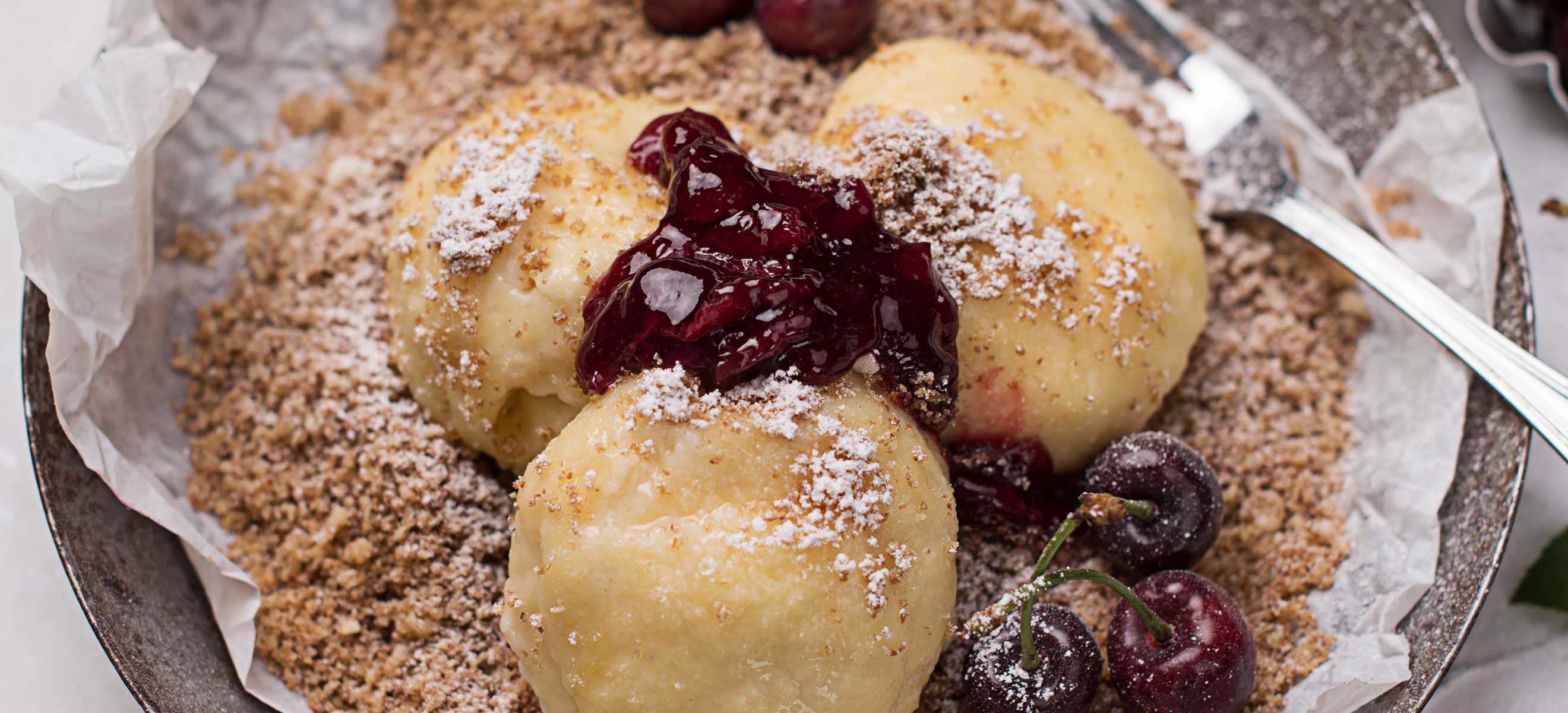 Topfenknödel gefüllt mit Weichsel-Konfitüre - Rezepte - Falstaff