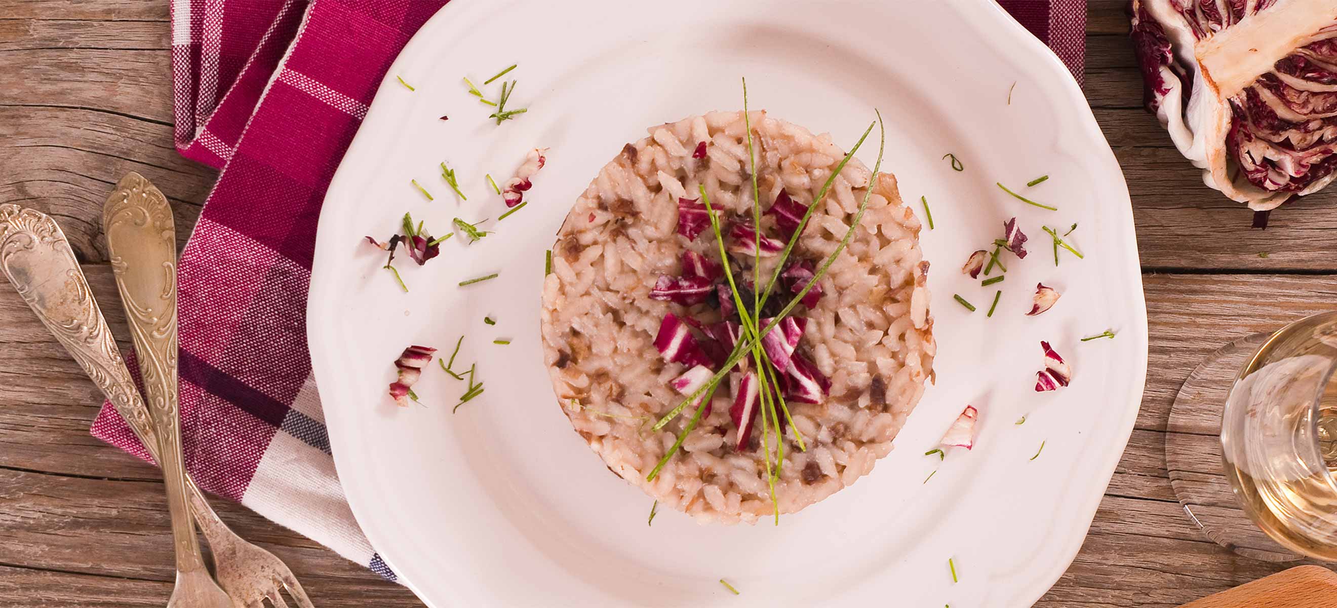 Weißweinrisotto mit Gorgonzola Dolcelatte, gerösteten Haselnüssen und ...