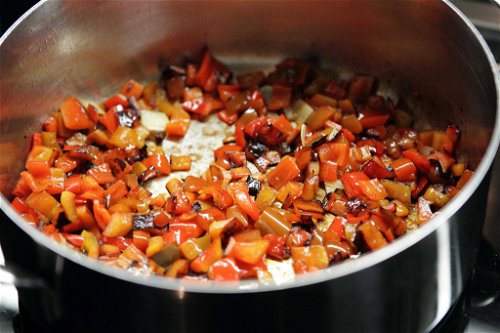 Klein geschnittenen Paprika mit Sesamöl in der Pfanne anbraten.