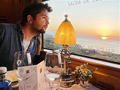 Während des Abendessens im »Case Verde Express« geht über dem Meer die Sonne unter.