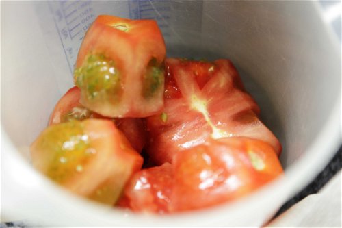 Tomaten vom Kerngehäuse trennen.