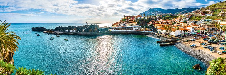 Câmara de Lobos ist eine portugiesische Stadt auf der Insel Madeira und gilt als der Fischerort schlechthin. Schon Winston Churchill war von dem malerischen Fischerdorf angetan, sodass er es bei seinem Besuch 1950 malte. Heute ist der&nbsp;Ex-Premier selber dort verewigt: malend, als Bronzestatue.