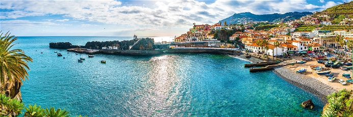 Câmara de Lobos ist eine portugiesische Stadt auf der Insel Madeira und gilt als der Fischerort schlechthin. Schon Winston Churchill war von dem malerischen Fischerdorf angetan, sodass er es bei seinem Besuch 1950 malte. Heute ist der&nbsp;Ex-Premier selber dort verewigt: malend, als Bronzestatue.