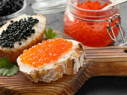 Schwarzer Kaviar kostet aktuell zwischen&nbsp;70 und 390 Euro pro 100 g.