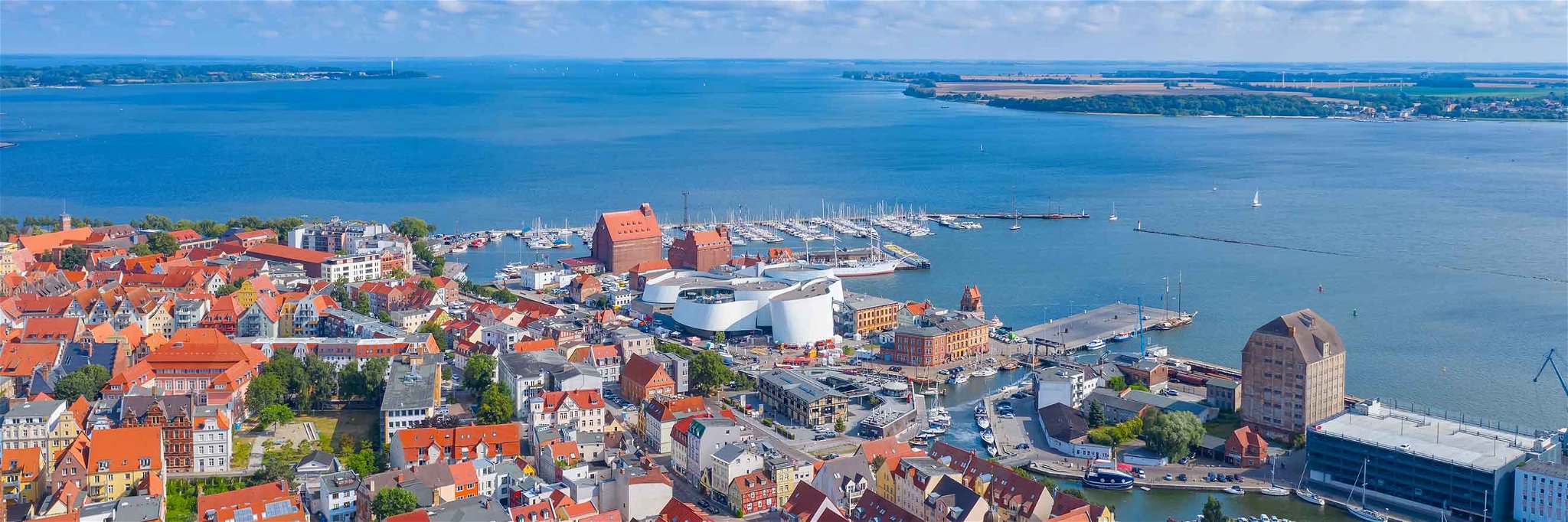 Durch die Meerenge zwischen Stralsund und Rügen ist das Wasser der Ostsee hier besonders ruhig.