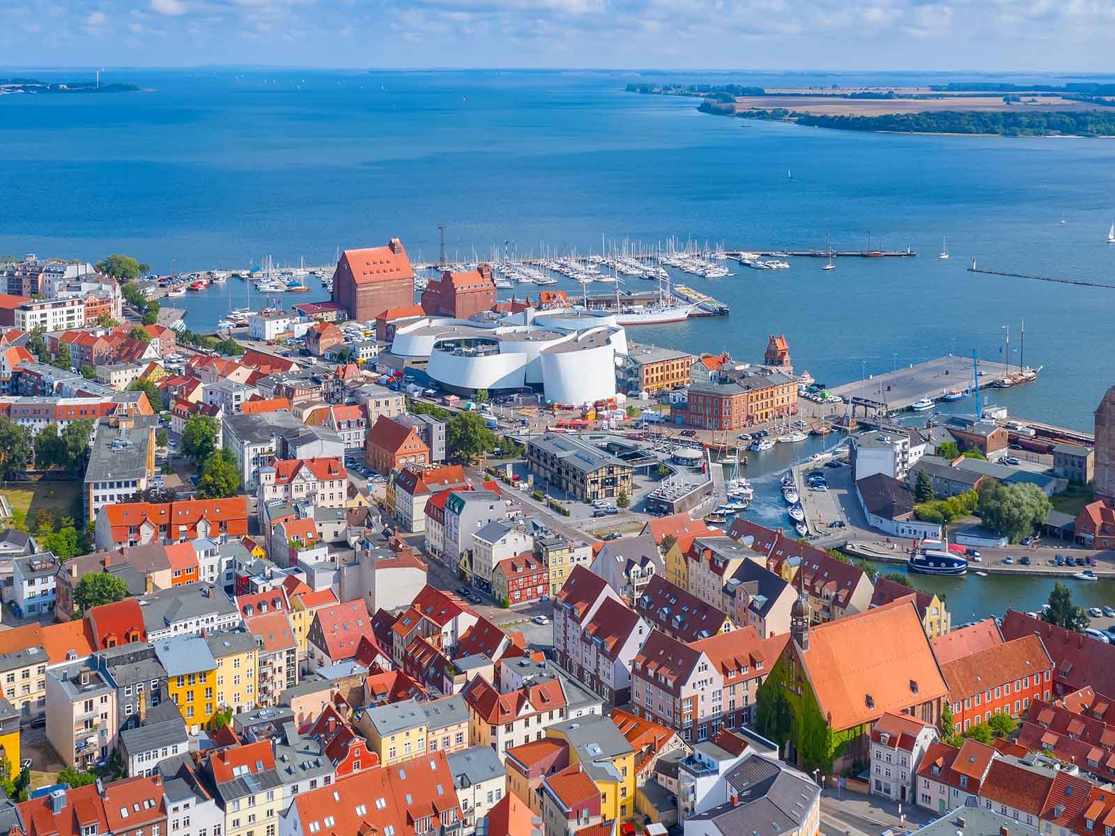 Durch die Meerenge zwischen Stralsund und Rügen ist das Wasser der Ostsee hier besonders ruhig.