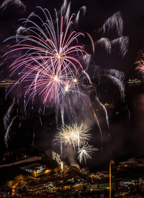 Eine Tradition zum Jahreswechsel ist das große Feuerwerk&nbsp;über dem Hafen und den Dächern von Funchal.
