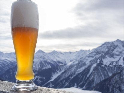 In den Alpen können Gäste ab sofort das Bier aus Deutschlands höchster Brauerei genießen. (Symbolbild)