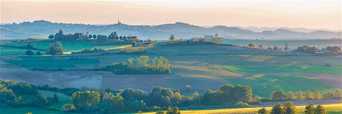 Die Hügellandschaft des Montferrat im Weinbaugebiet Piemont ist für seine Weine und Schaumweine weit über Italien hinaus bekannt. 