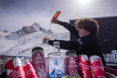 Red Bull Showbarkeeper beim ICE CAMP am Kitzsteinhorn | Veranstaltung mit Musik und Drinks am Gletscher&nbsp;