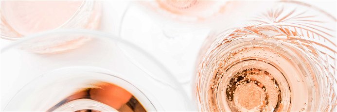 Rosé-Schaumwein geht immer: Ob zum Apéro, als Schlummertrunk oder aber zum Essen. Die Kategorie gilt als besonders kulinarisch.